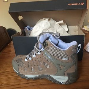 NWT Merrell W accentor mid vent WP hiking boots